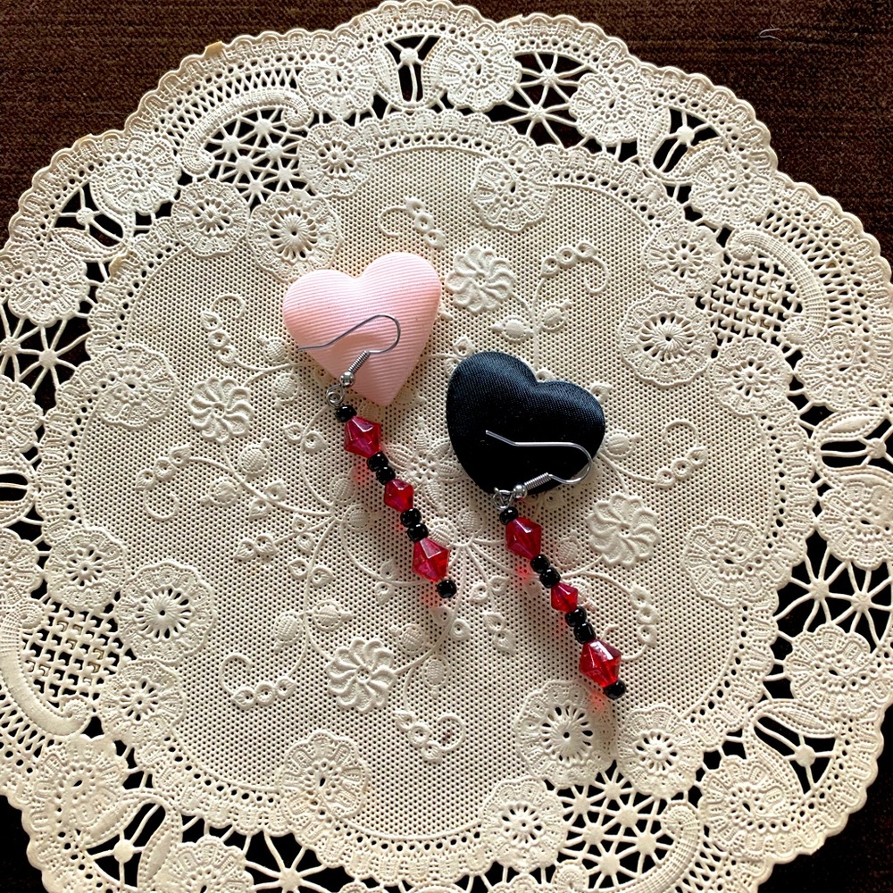 Beautiful handmade beaded earrings Red and black beads!  Great as a gift 🎁❣️